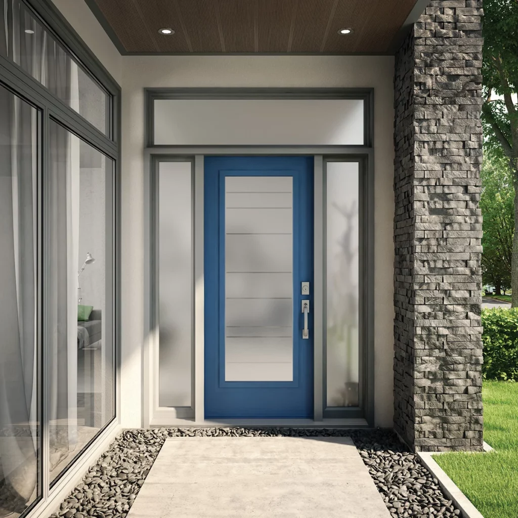 Entrée de maison moderne avec porte bleue entourée de panneaux vitrés et revêtement en pierre.