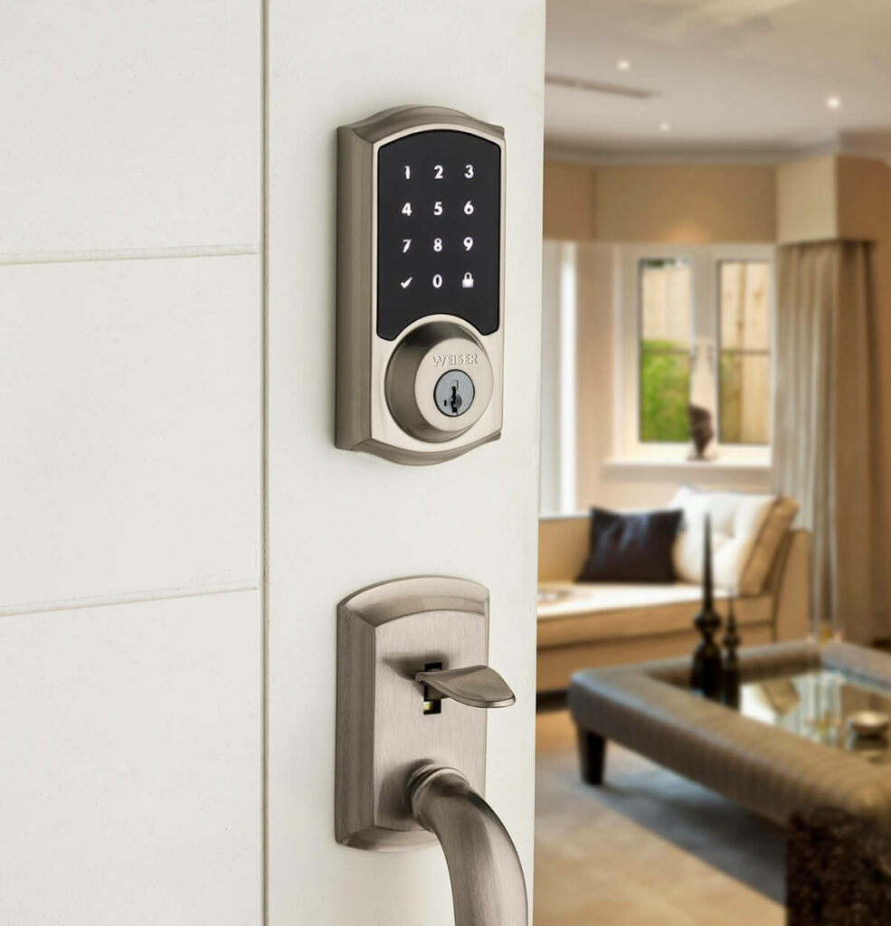 Serrure connectée à clavier numérique sur une porte d'entrée, offrant sécurité moderne pour la maison.